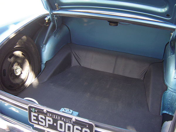 Como na maioria dos antigos, porta malas era generoso